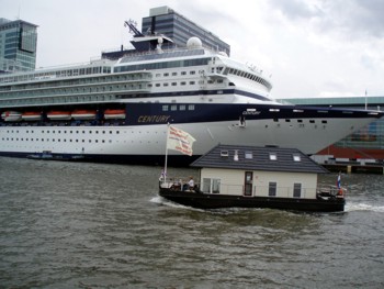 De actieboot verlaat Amsterdam