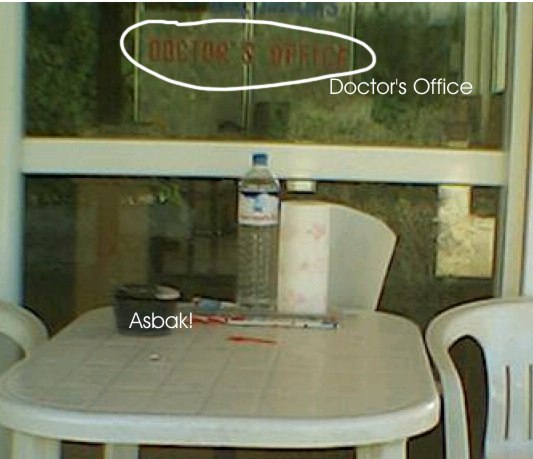Dokters relaxen op Kreta met een lekkere peuk